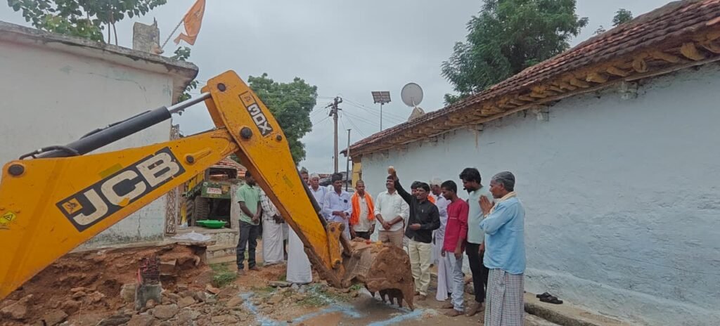 ఆంజనేయ స్వామి ఆలయ నిర్మాణానికి భూమి పూజ ఘనంగా నిర్వహింపు