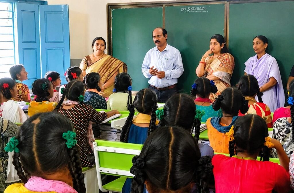 కస్తూర్బా గాంధీ బాలికల విద్యాలయంను ఆకస్మికంగా సందర్శించిన డి.ఎం.హెచ్.ఓ.