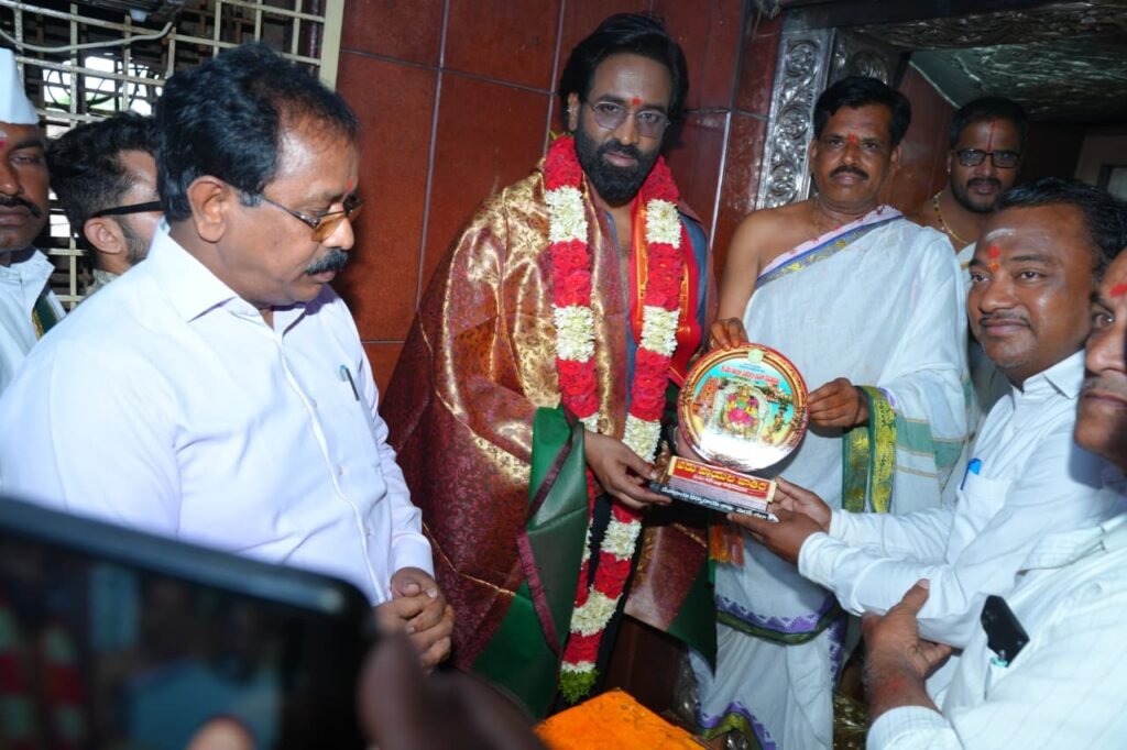 శ్రీ ఏడుపాయల వనదుర్గమ్మను దర్శించుకున్న ప్రముఖ సినీ నటుడు మంచు విష్ణు.