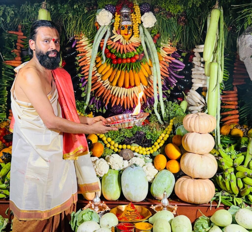 ఆషాఢమాసం తొలి ఆదివారం.. శాఖంబరి దేవి రూపంలో భక్తులకు దర్శనమిచ్చిన ఏడు పాయల వన దుర్గమ్మ.