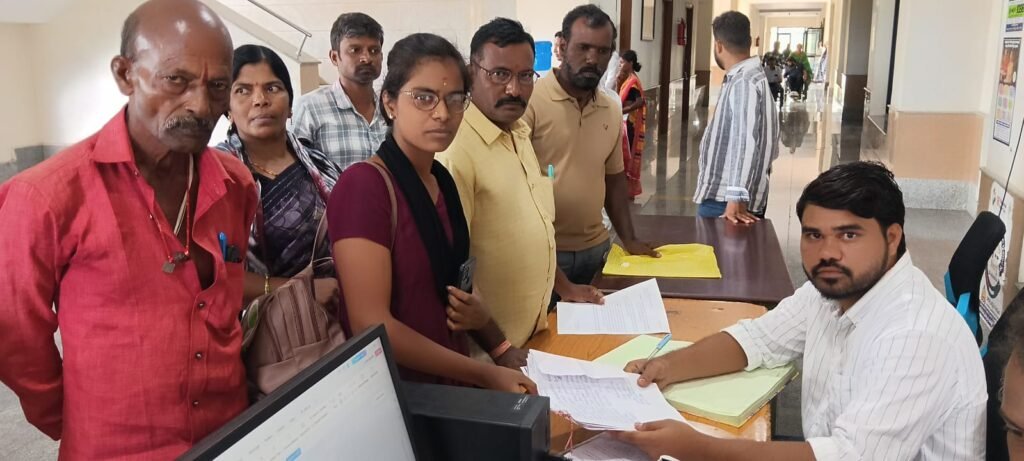 మెదక్ కలెక్టరేట్లో హెల్ప్ డెస్క్ ద్వారా వివిధ సమస్యలపై ప్రజల నుండి ప్రజావాణి దరఖాస్తులు స్వీకరణ.