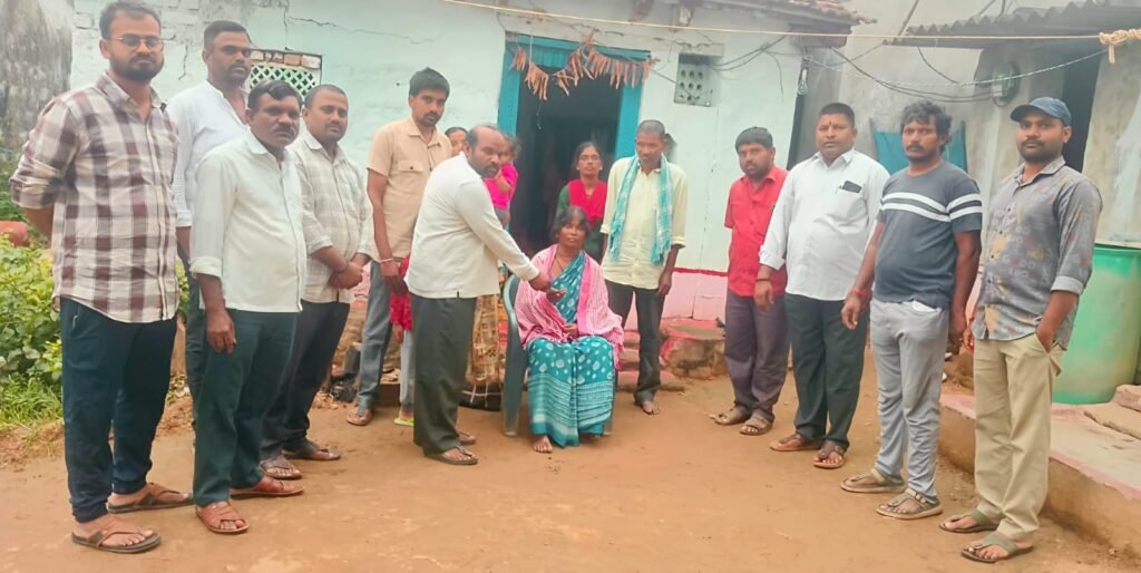 రోడ్డు ప్రమాద బాధిత కుటుంబానికి పద్మశాలి సంఘం.11 వేల ఆర్థిక సాయం.