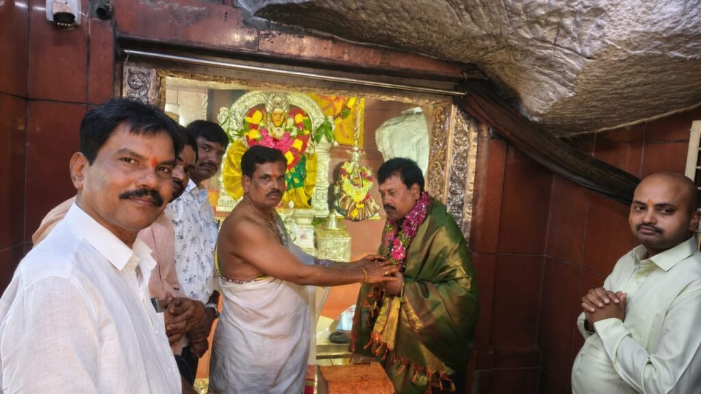 వనదుర్గమ్మ సన్నిధిలో జిల్లా విద్యాధికారి.