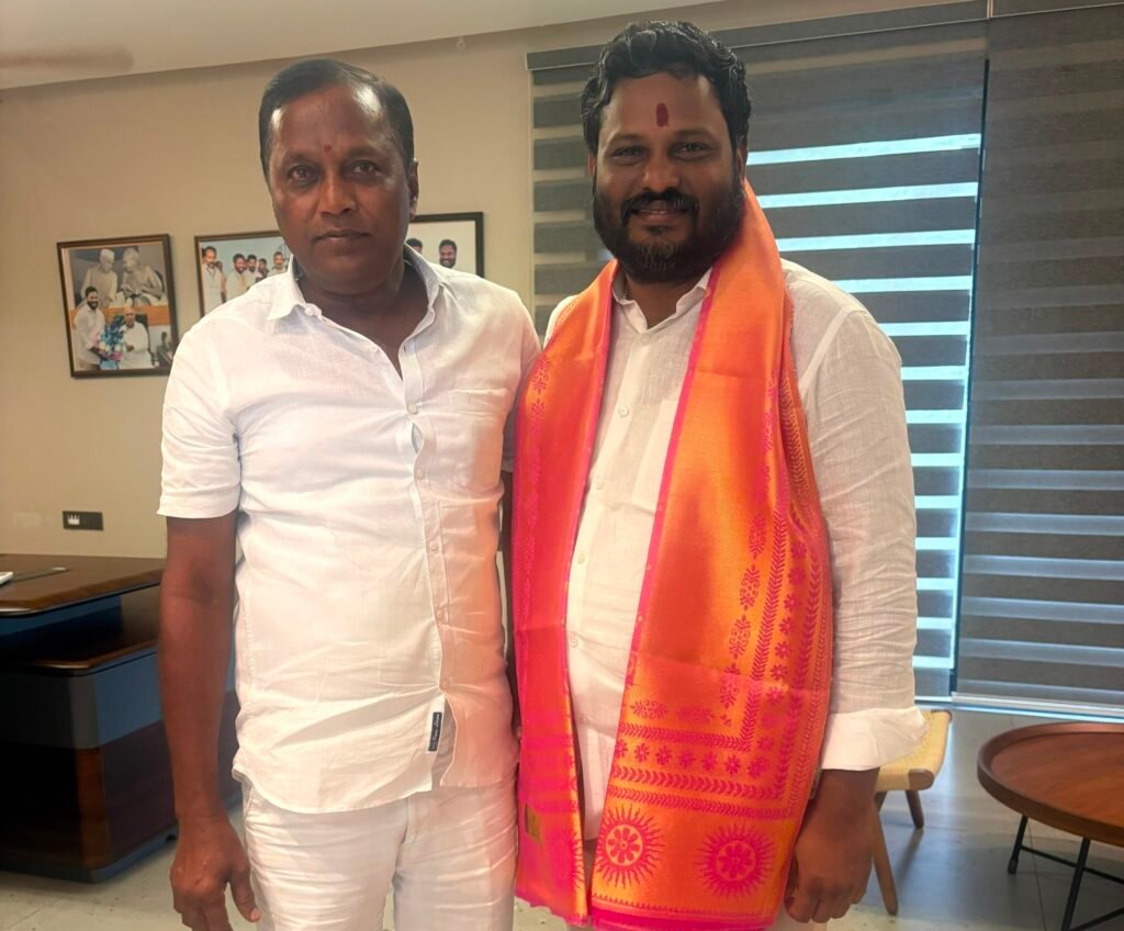మెదక్ పార్లమెంట్ కాంగ్రెస్ ఇన్‌చార్జి నీలం మధు ముదిరాజ్‌ను కాంగ్రెస్ పార్టీ సీనియర్ నాయకుడు శాపురం నరసింహారెడ్డి మర్యాదపూర్వకంగా కలిశారు.