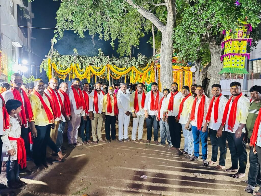 బంధంకొమ్ము గ్రామంలో అంగరంగ వైభవంగా తొట్టెల ఊరేగింపు మరియు బోనాల ఉత్సవాలు.. పార్టీలకు అతీతంగా తరలివచ్చిన గ్రామస్తులు!