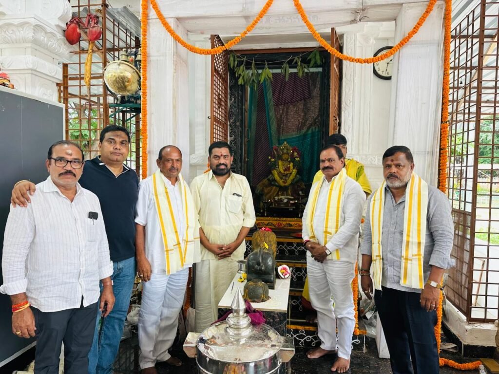 పీజేఆర్ కాలనీలో శివలింగ ప్రతిష్ఠాపనోత్సవం: హాజరైన నల రవీందర్ రెడ్డి, మన్నే రవీందర్, ఎర్రోళ్ల పాండు.