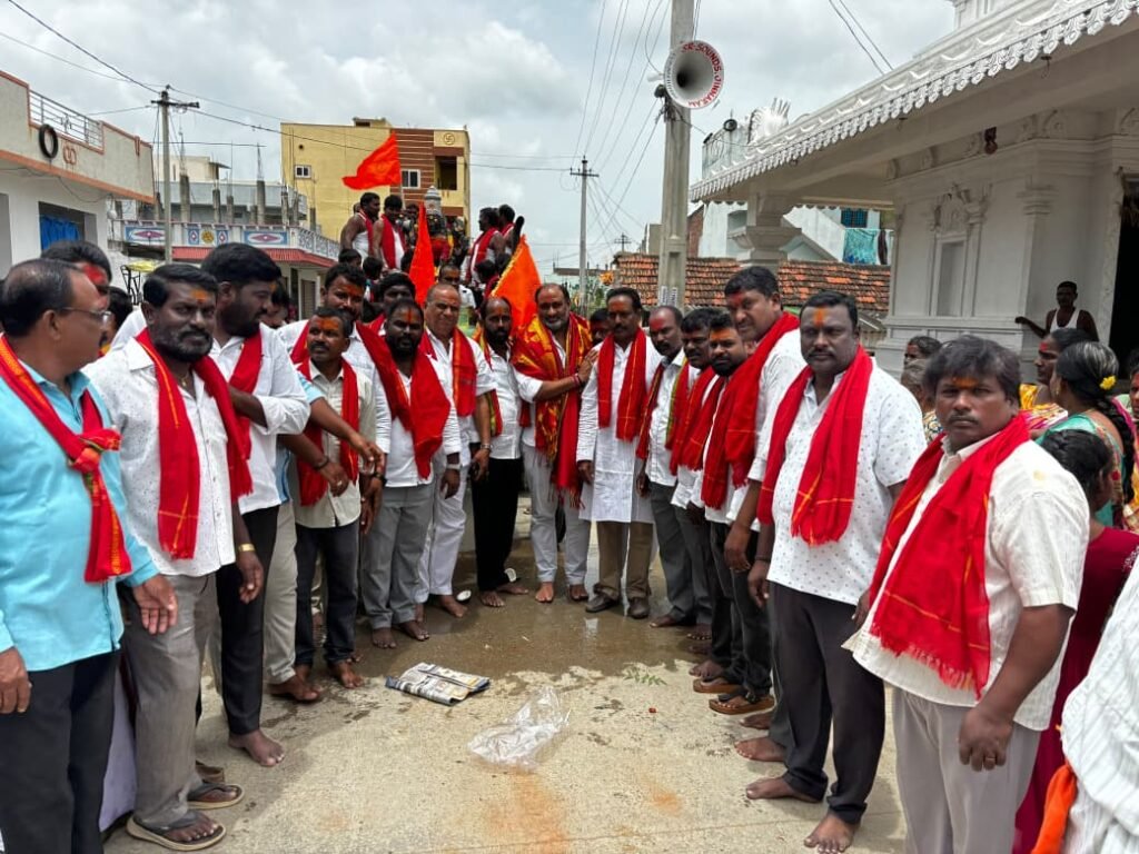 పోచమ్మ అమ్మవారి ఊరేగింపులో పాల్గొన్న బీఆర్‌ఎస్ ఇన్‌చార్జ్ ఆదర్శ్ రెడ్డి.