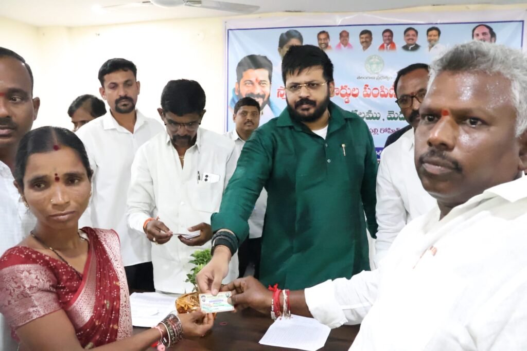 స్మార్ట్ రేషన్ కార్డులు పంపిణీ చేసిన ఎమ్మెల్యే మైనంపల్లి రోహిత్‌రావు.