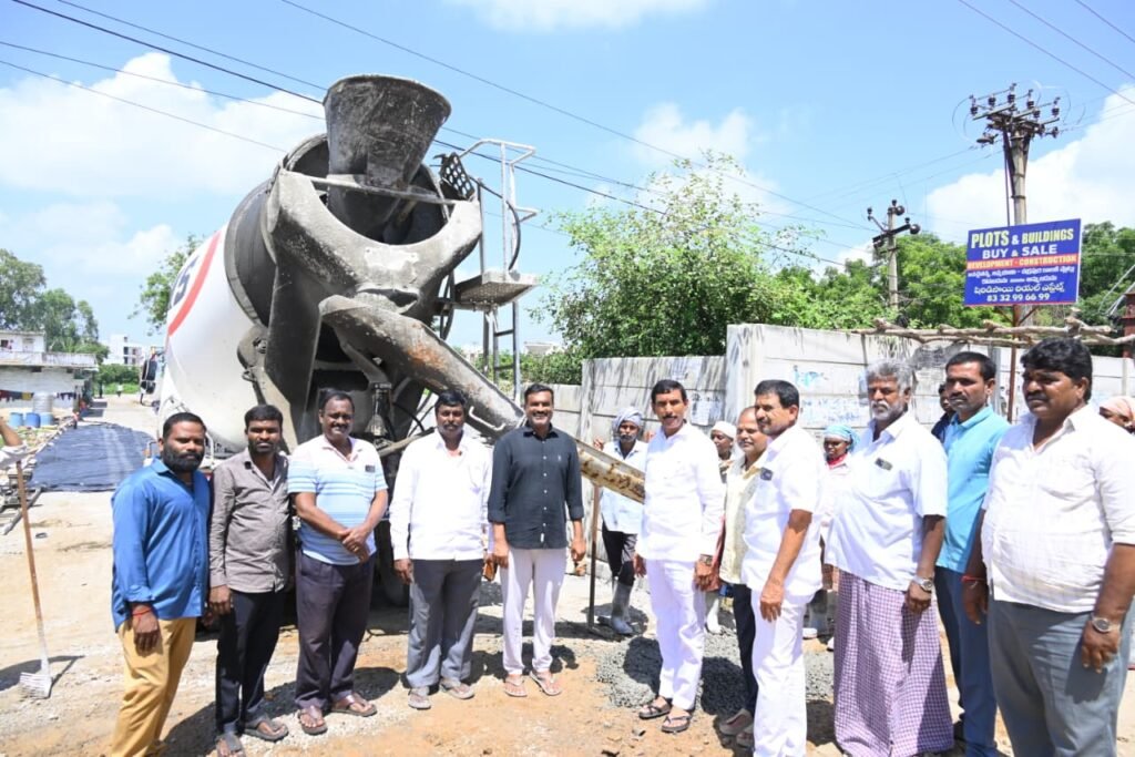 పీఎన్ఆర్ కాలనీ స్మశాన వాటిక వద్ద సీసీ రోడ్డు పనులకు శంకుస్థాపన.