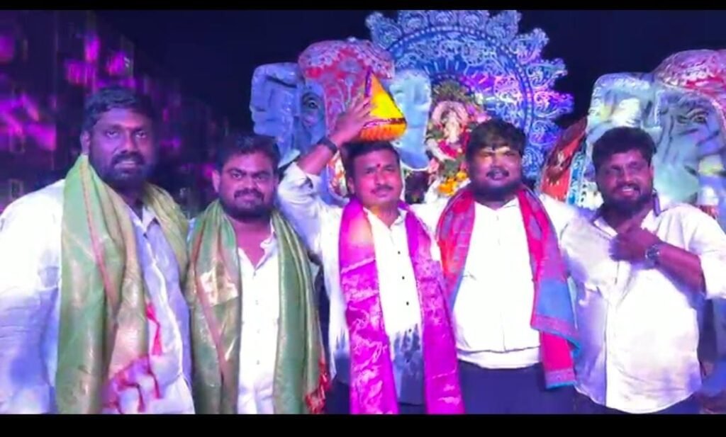 లక్షకు వినాయకుడి లడ్డు దక్కించుకున్న యువ నాయకుడు తుమ్మల రుశ్వంత్ రెడ్డి.