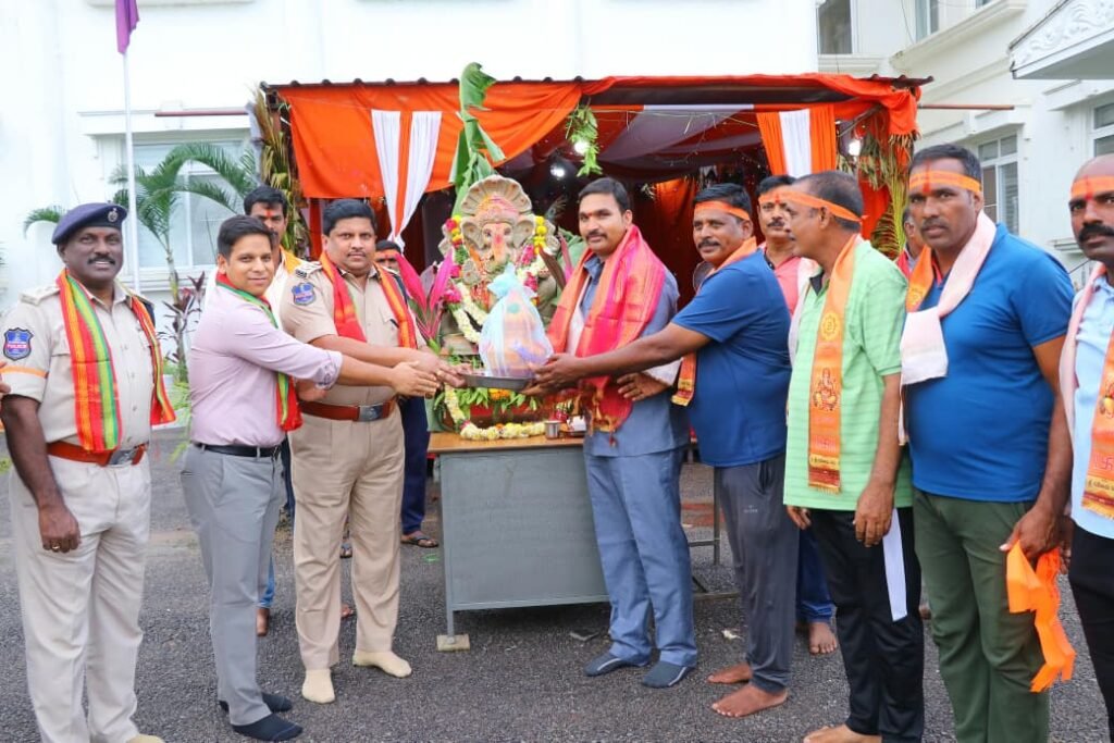 పోలీస్ కార్యాలయంలో ఘనంగా గణేష్ నిమజ్జనం.